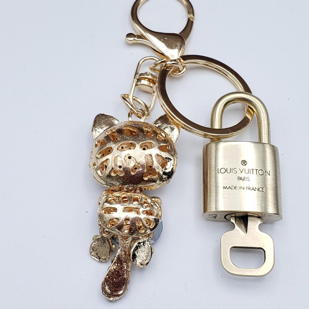 LV Gold Padlock 🔑 Authentic Louis Vuitton Charm + Unbranded Cat Keychain - Picture 8 of 10